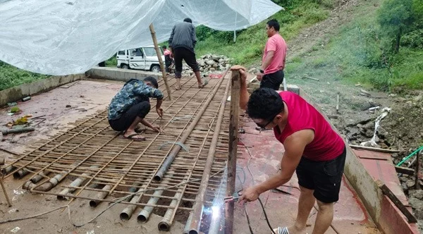 सोनादाको मिलिङमा अधुरो पुल स्थानीयवासीले आफैं बनाए, शीघ्र स्थायी निर्माण गर्न जनप्रतिनिधिसँग माग