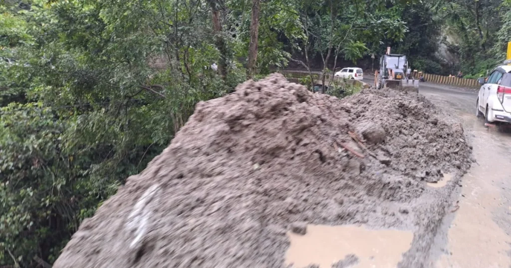 बाघपुल–एसएनटी धारा क्षेत्रमा राष्ट्रिय राजमार्ग–१० मा पहिरो सफा गर्दै एनएचआईडीसीएलका कर्मचारी