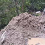 राष्ट्रिय राजमार्ग–१० सुचारू राख्न एनएचआईडीसीएलको निरन्तर प्रयास, बाघपुल क्षेत्रमा पहिरो पन्छाउने काम जारी