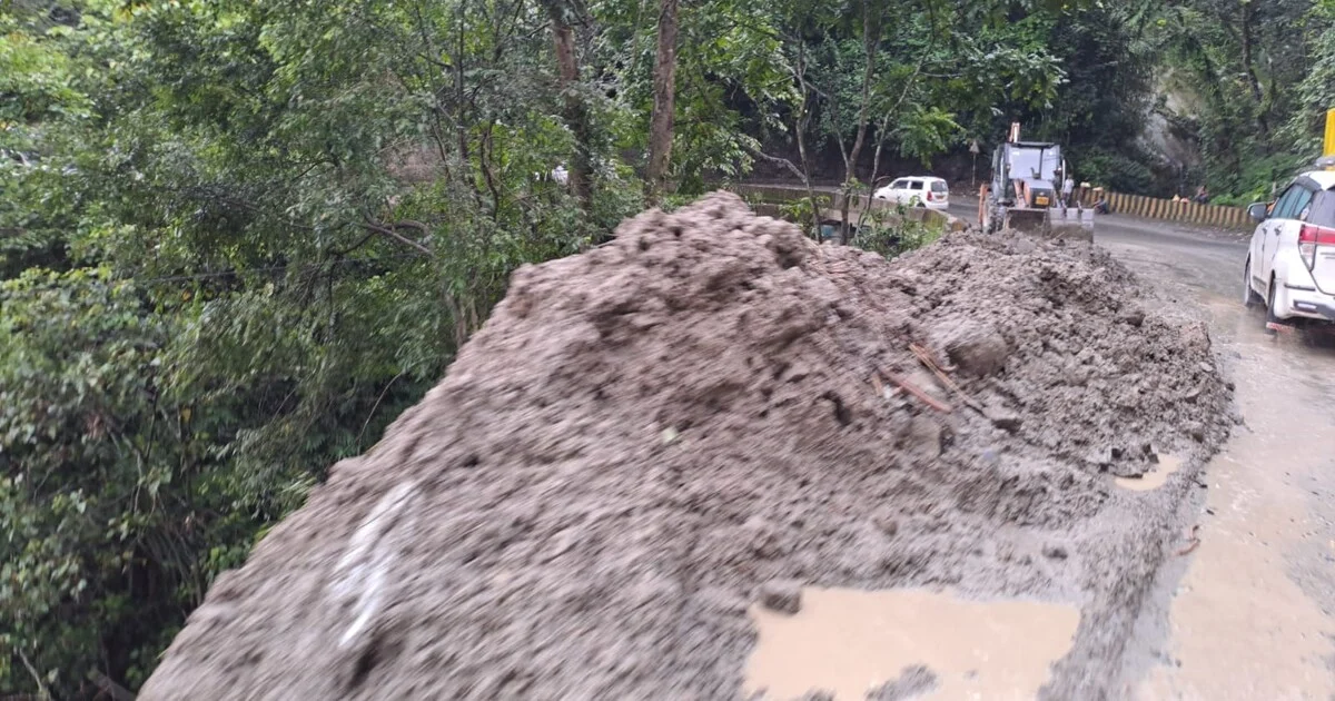 राष्ट्रिय राजमार्ग–१० सुचारू राख्न एनएचआईडीसीएलको निरन्तर प्रयास, बाघपुल क्षेत्रमा पहिरो पन्छाउने काम जारी