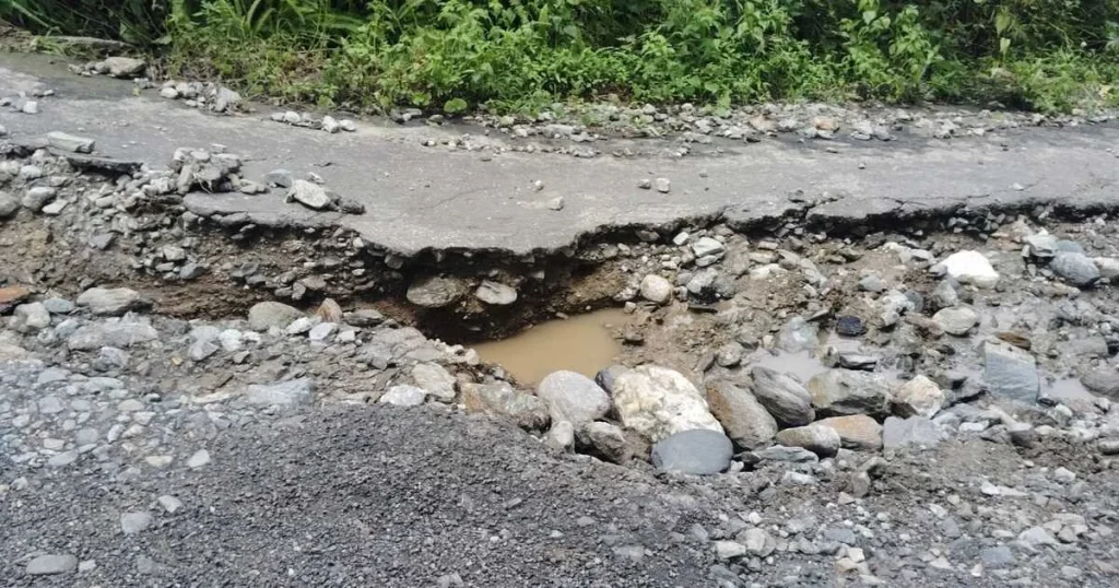 पेदोङदेखि लिङ्सेसम्मको जीर्ण सडकको निरीक्षण गर्दै स्थानीय ड्राइभर एसोसिएसन
