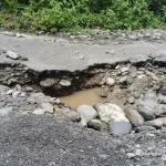 पेदोङ–लिङ्से सडकको जीर्ण अवस्था: मरम्मतमा ढिलाइ हुँदा स्थानीयवासी र विद्यार्थी समस्यामा
