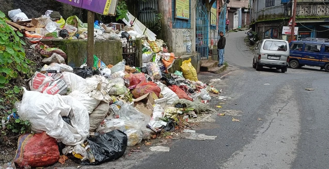 खर्साङमा फेरि बढ्यो फोहोरको समस्या, विभिन्न स्थानमा दुर्गन्ध फैलिँदा स्थानीय चिन्तित