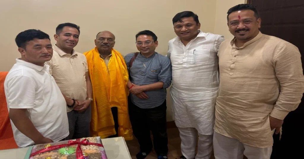 दार्जीलिङ पहाडका जनसरोकारका विषयमा पीडब्ल्यूडी तथा पीएचई मन्त्री अजय कुमार पोद्दारसँग छलफल गर्दै भाजपा प्रतिनिधिमण्डल