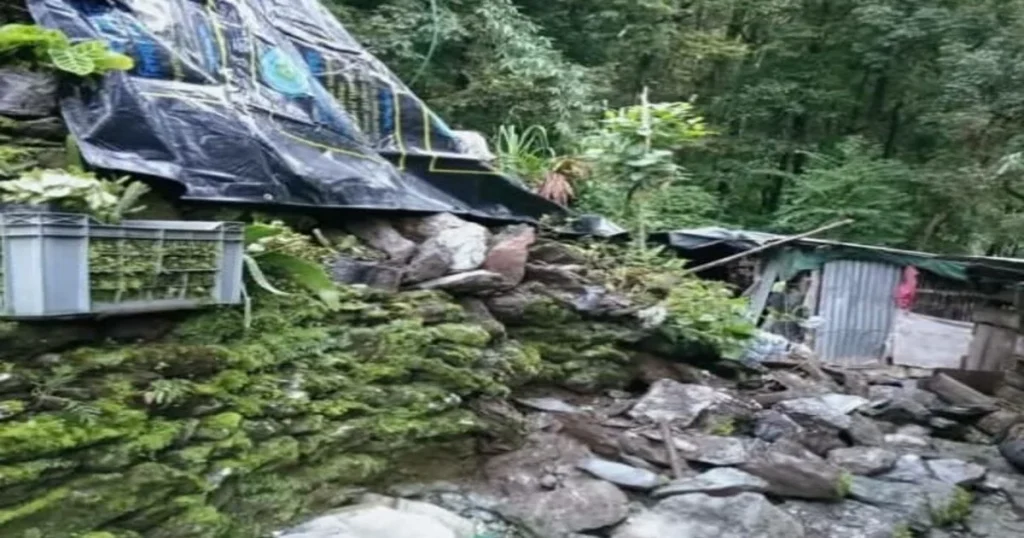 पूर्व पैयुङको दाहाल गाउँमा पहिरोको जोखिम निरीक्षण गर्दै जनप्रतिनिधि तथा प्रभावित परिवार