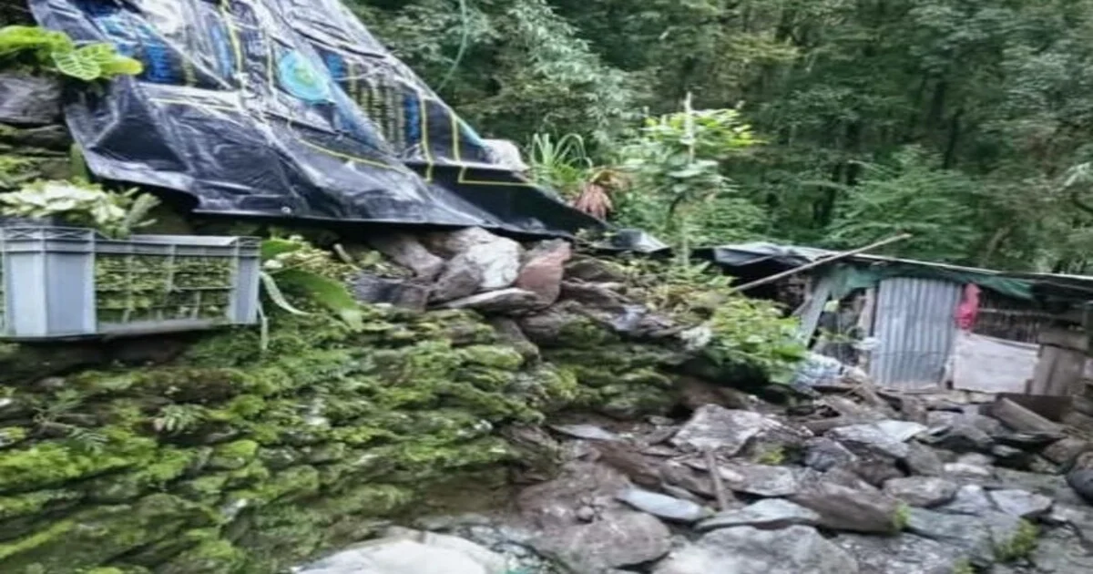 पूर्व पैयुङ दाहाल गाउँमा पहिरोको उच्च जोखिम, तीन परिवार त्रासमा