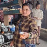 दार्जिलिङको सिमाना गोल्टारमा पर्यटकहरूलाई नि:शुल्क चिया खुवाउँदै डिकी शेर्पा