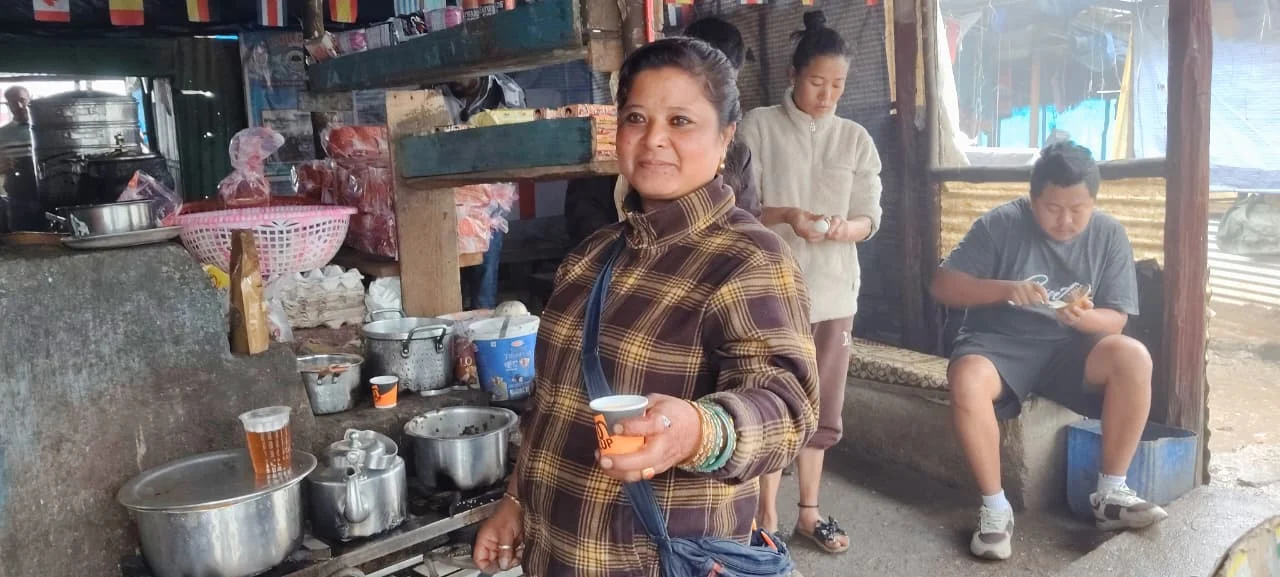 दार्जिलिङको सिमाना गोल्टारमा पर्यटकहरूलाई नि:शुल्क चिया खुवाउँदै डिकी शेर्पा
