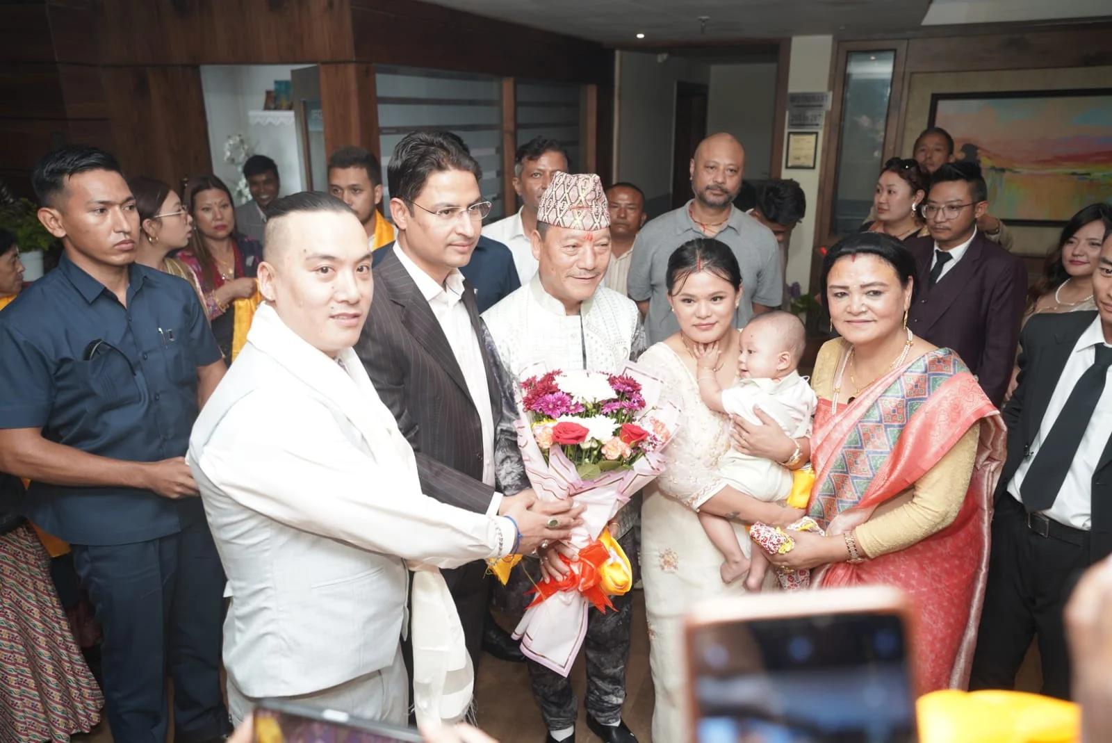 सांसद राजु बिष्टद्वारा बिमल गुरुङका नाति कैरवलाई आशीर्वाद र सामाजिक एकताको सन्देश