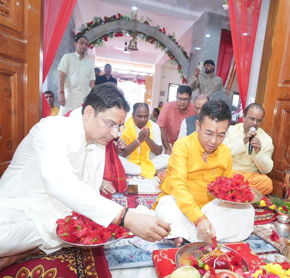 सांसद राजु विष्ट, मुख्यमन्त्री प्रेमसिंह तामाङ र विधायक दुर्गा मुर्मुद्वारा पहाडी माता मन्दिरमा दर्शन