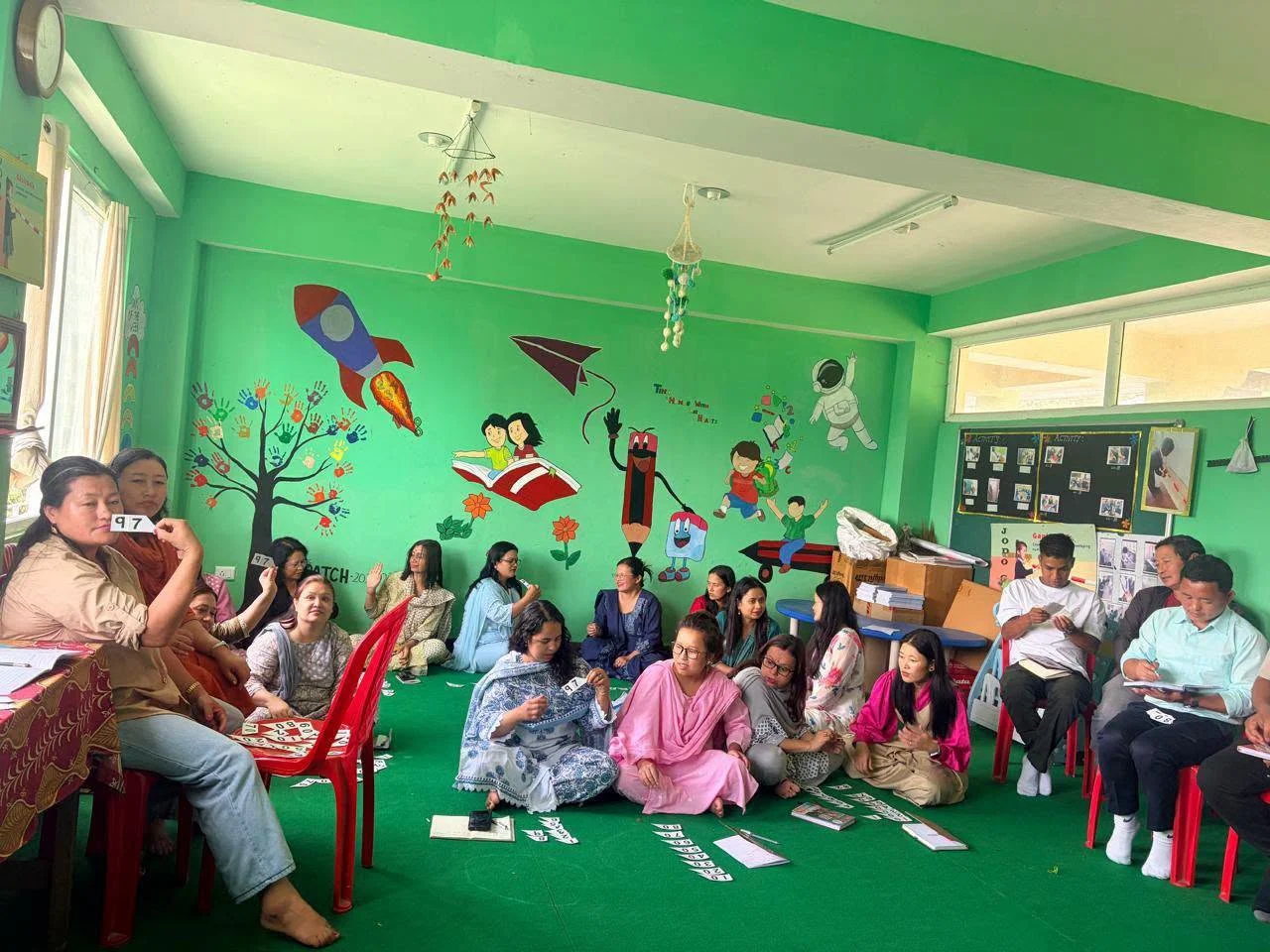 ओभिया आर्ट सर्कलद्वारा डिक्छु स्कूलका कक्षाकोठा सुन्दरीकरण: बालबालिकामा चित्रकलाप्रति रुचि बढाउने प्रयास