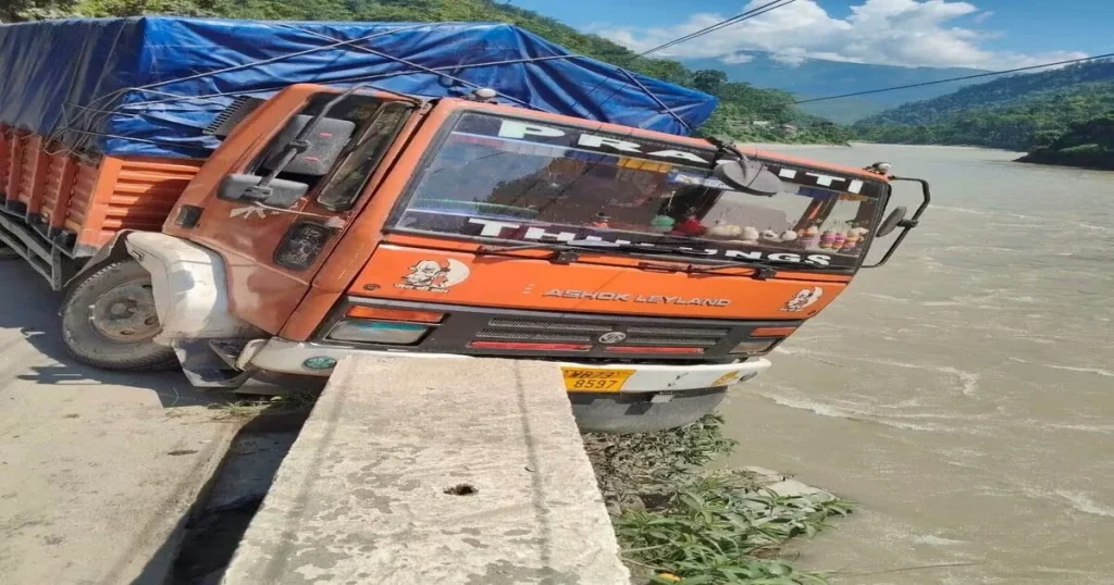 गेलखोलामा मजबुत प्यारापेटका कारण टिस्टा नदीमा खस्नबाट जोगिएको मालवाहक गाडी