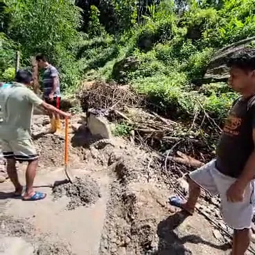 सरकारको बेवास्तापछि आफ्नै खर्चमा टर्जम खोलामा बाँध निर्माण, पर्यटन क्षेत्र जोगाउन होमस्टे सञ्चालक बाध्य