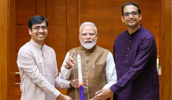विक्रम–१ को सफल प्रक्षेपणपछि प्रधानमन्त्री मोदीद्वारा स्काइरुट एयरोस्पेसका संस्थापकसँग संवाद